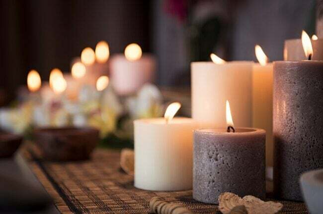 decoração com velas - velas cinzas e brancas acesas agrupadas