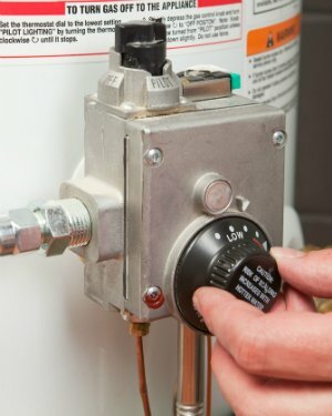 Säädä vedenlämmittimen termostaattia, kun ei ole kuumaa vettä