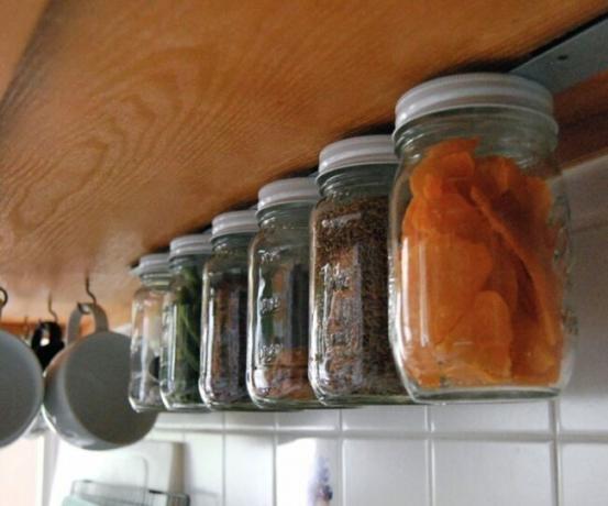 trucos de almacenamiento de cocina - tarros de albañil flotantes