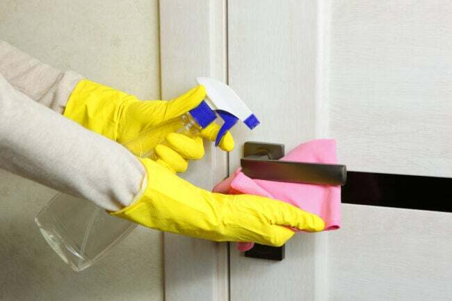 quitar el polvo y desinfectar el pomo de la puerta