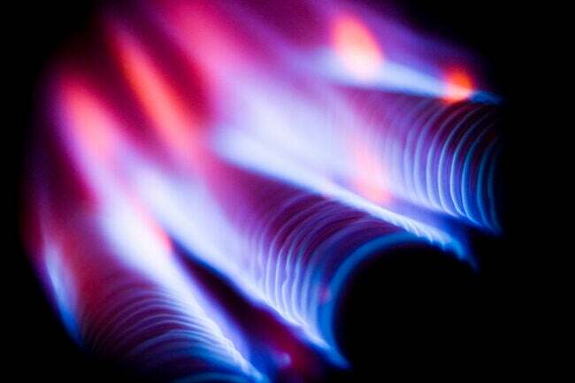 электрическая печь против газового пламени запальника крупным планом