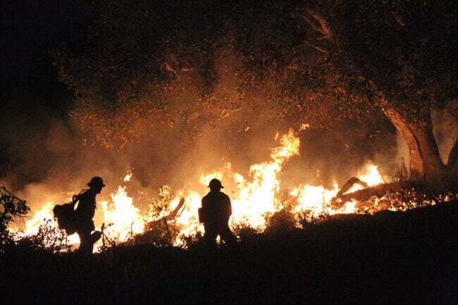iStock-894667710 namai negali būti apdrausti Thomas Fire Burns Karpinterijoje, Kalifornijoje