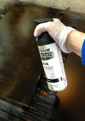 Comment pulvériser de la peinture sur des meubles - Pulvérisation de détail