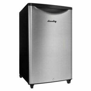 A melhor opção de geladeira de garagem: Mini geladeira Danby Classic Retro 4,4 pés cúbicos