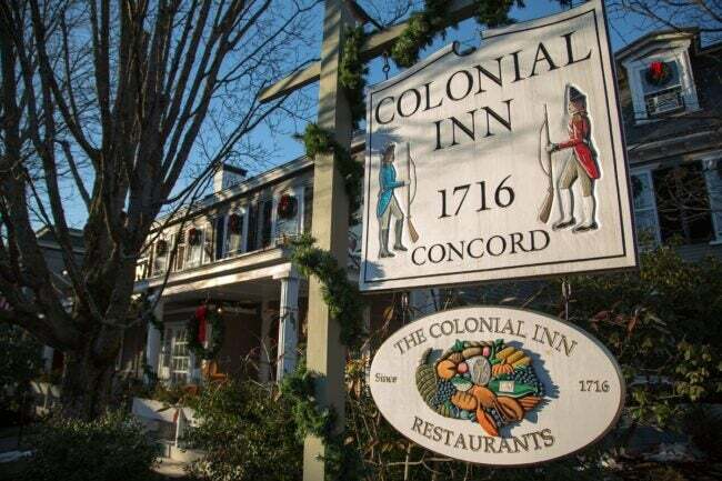 Concord's Colonial Inn — zīme ēkas priekšā