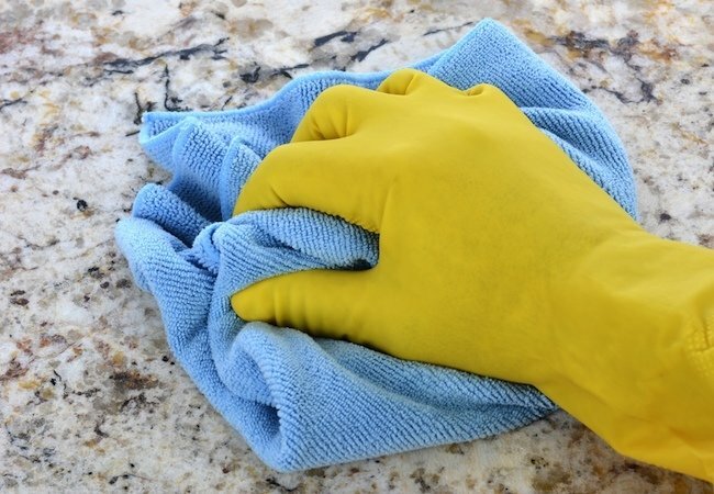 Kako očistiti granitne pulti