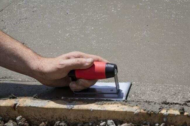 Brug af værktøj med afrundet kant på våd beton