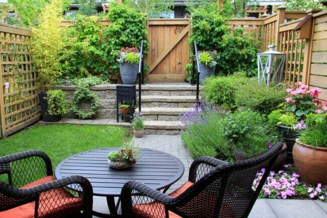 џеп-башта-са-цветница-и-црни-ратан-простор за седење