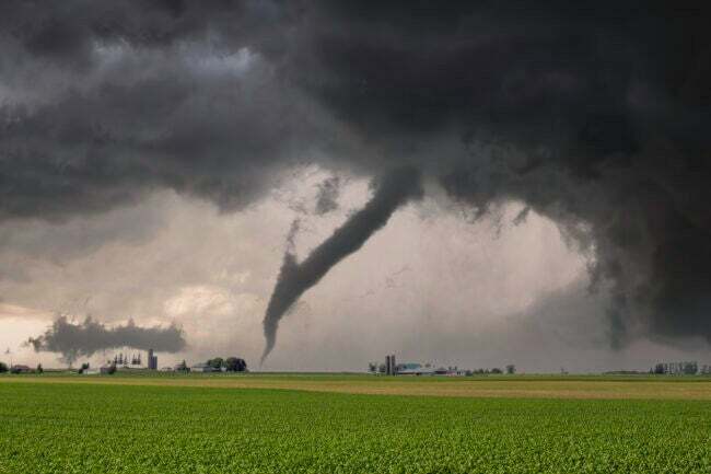 tornado aterrizando sobre un campo.