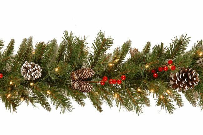 La mejor opción de decoración navideña: guirnalda navideña preiluminada de bayas heladas de National Tree Company