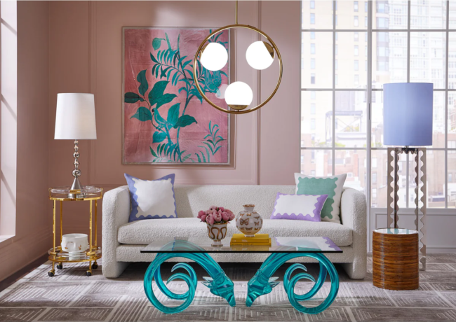 Muebles de Jonothan Adler en una sala de estar de color rubor