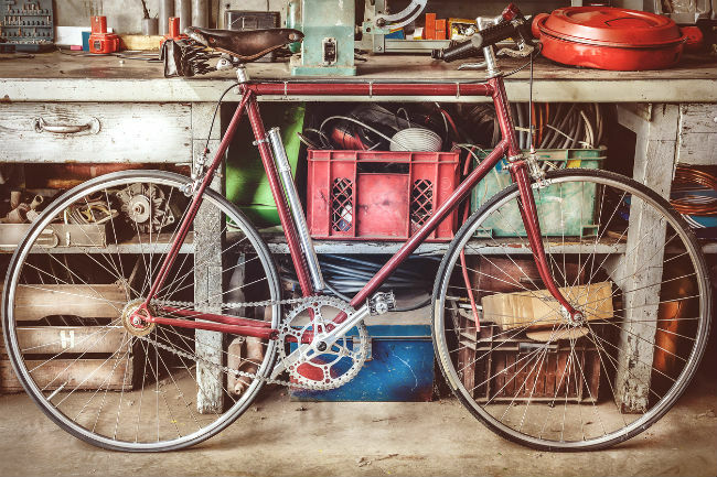 Sådan vægmonteres en cykel og genvinder dit gulvplads