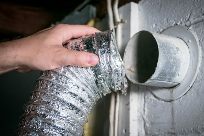 Предотвратите запах жжения от сушильной машины, устранив перегибы в вентиляционном шланге