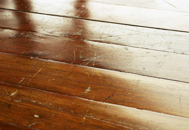 10 DIY tipp a fapadló karcolás javításához