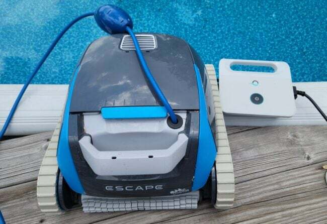 El adaptador de corriente del limpiador de piscinas robótico Dolphin Escape instalado junto a una piscina elevada