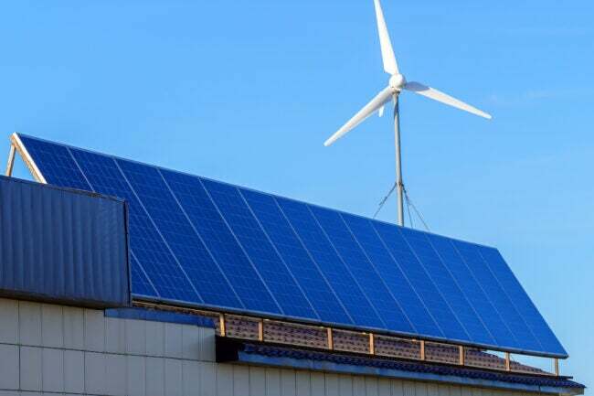 domača vetrna turbina, nameščena na strehi s sončnimi kolektorji