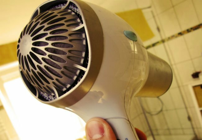 Најбољи начин за чишћење ролетни - фен за косу