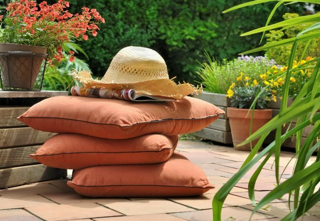 Jak czyścić poduszki na patio