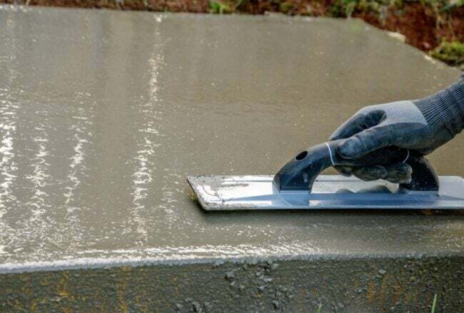 Uso de llana para alisar losa de concreto