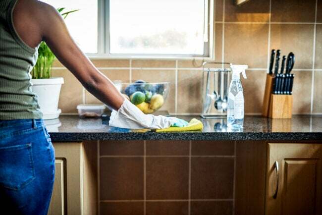 ako používať oxiclean woman čistenie kuchynských povrchov pult backsplash dlaždice rukoväte