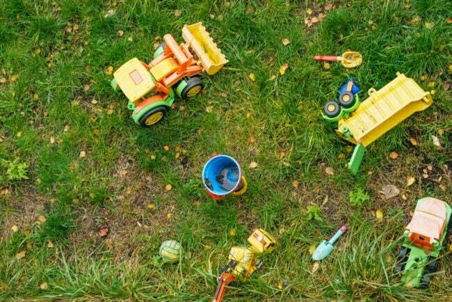 bovenaanzicht van kinderspeelgoed op gras