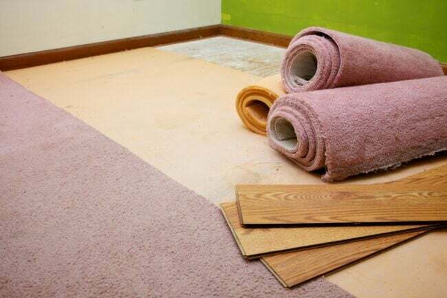 Ruller af fjernet lyserødt tæppe
