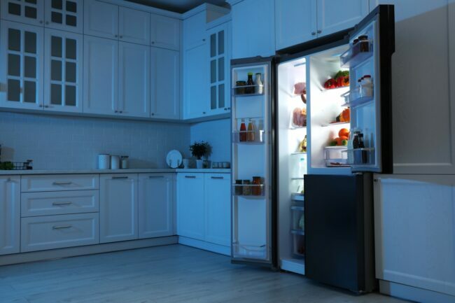 Naktį atidarykite šaldytuvą