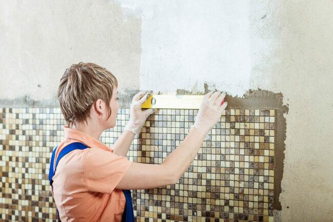 Стоимость ремонта ванной комнаты DIY vs. Найм профессионала
