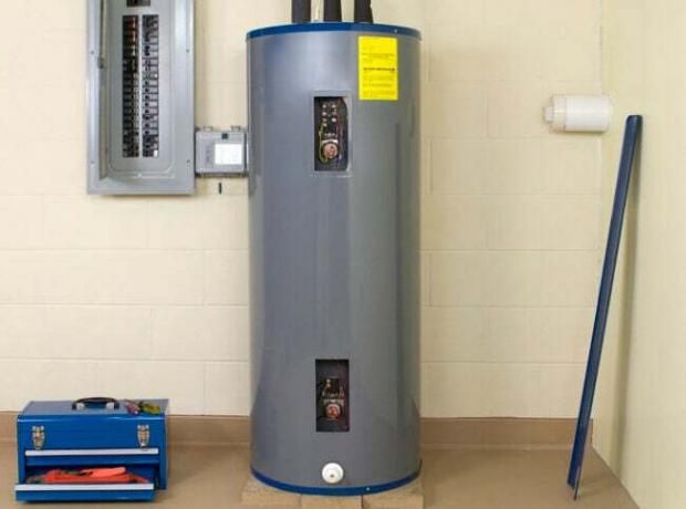 aquecedor de água com eficiência energética e crédito fiscal com caixa de ferramentas e painel elétrico na sala bege