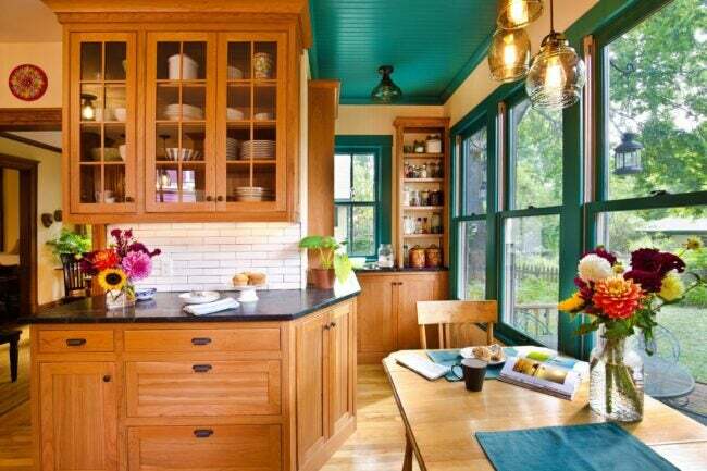 Pertvarkytas šiuolaikinis klasikinis virtuvės dizainas su virtuvės valgomuoju stalu