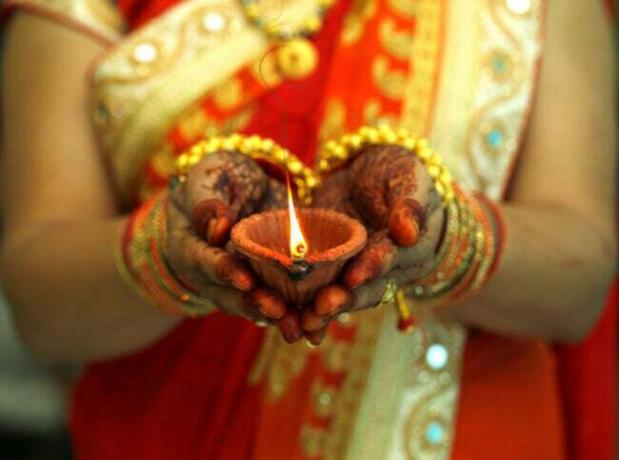 Femeia-indiană-ține-o-lampa-diya-pentru-diwali
