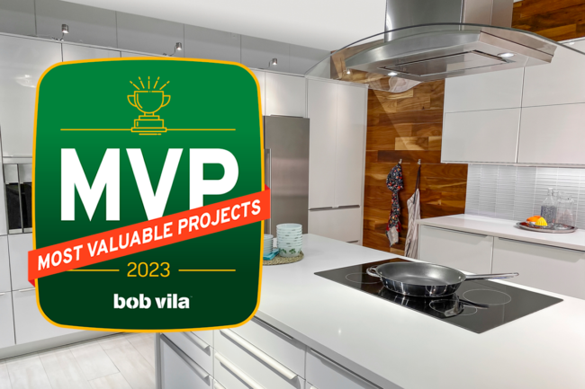 Frische weiße Küche mit Holzakzentwand und modernem Elektroherd mit grafischer Überlagerung von Bob Vilas wertvollsten Projekten des Jahres 2023