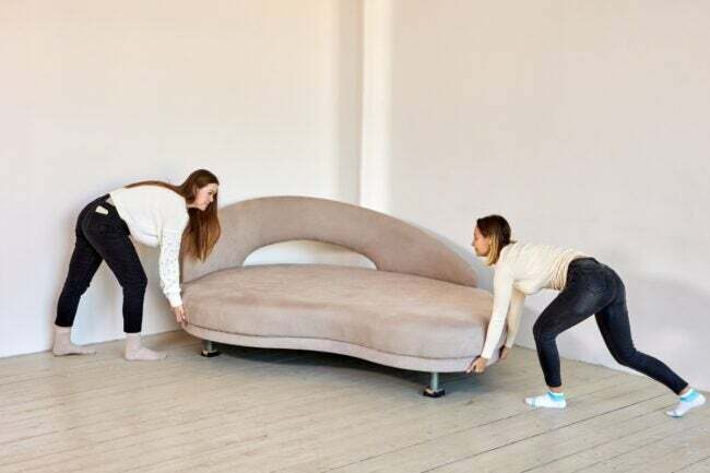 Розсувний диван двох жінок