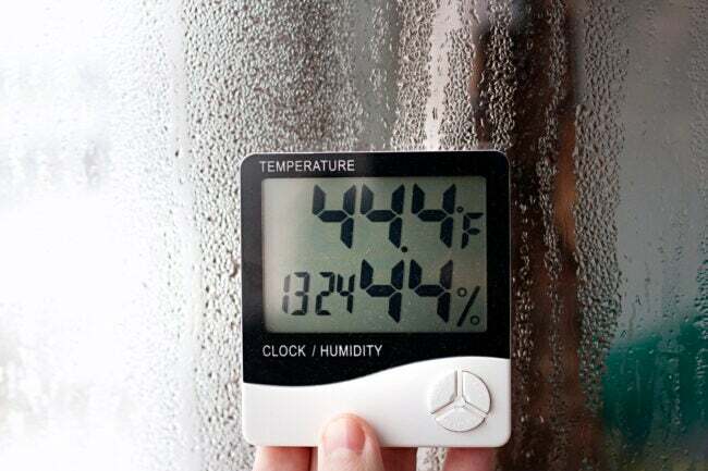 fukt- och temperaturindikator på fönster med kondens