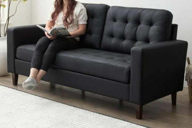 Sofos, kurių vertė mažesnė nei 500 USD: „Brookside Brynn Black“ dirbtinės odos minkšta sofa