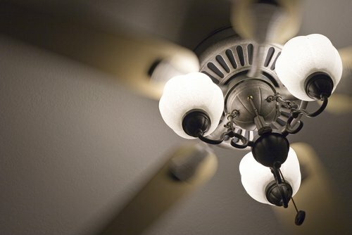 Čistenie stropných ventilátorov - ventilátorové svetlá
