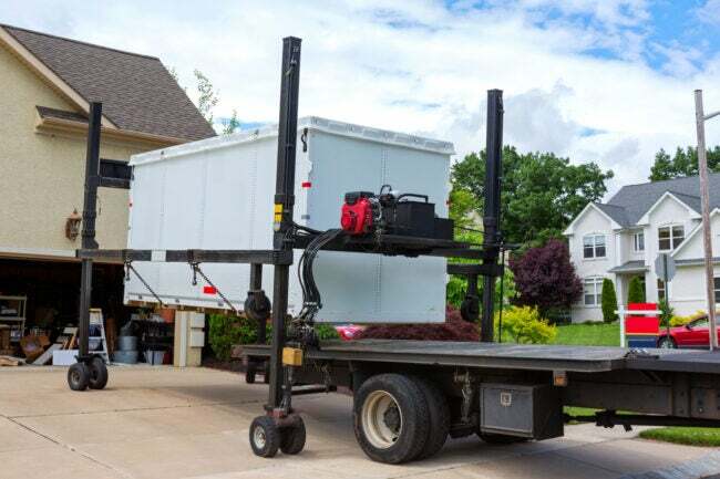 iStock-171310268 Преместващ се контейнер срещу наем на камион Доставка на преносима единица за съхранение