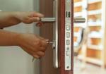 כיצד לשפר את אבטחת דלתות הדירה כשוכר