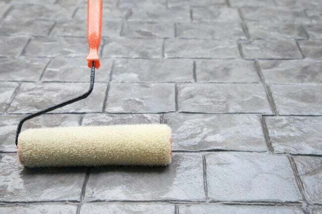 Sızdırmazlık maddesi uygulamak veya ıslak damgalanmış betonu kaplamak için rulo kullanma