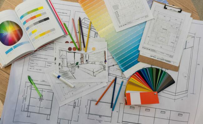 Blaupausen, Farbmuster, Bleistiftfarben, Skizzen, Pläne und Dokumente für eine Hausrenovierung