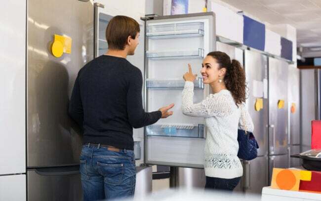 iStock-520324302 данъчна декларация Подобрения на дома Семейна двойка избира нов хладилник в хипермаркет