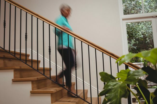 きしむ階段を修正する方法の5つの方法