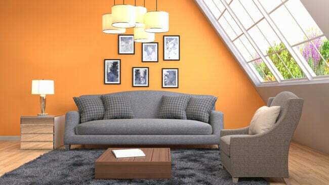 iStock-686988626 Wall Decor Ideas гостиная с оранжевой акцентной стеной и картиной, висящей на стене
