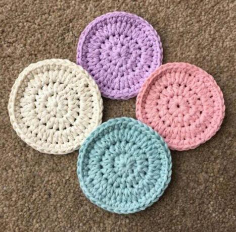 padrões de crochê para iniciantes - almofadas coloridas de crochê