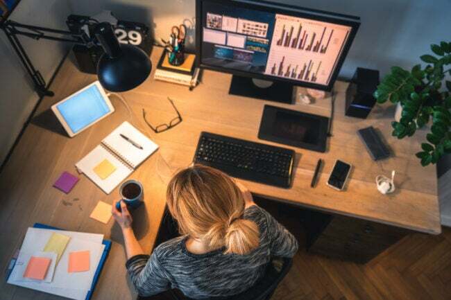 modem vs router colpo dall'alto donna alla scrivania home office desktop dispositivi multipli