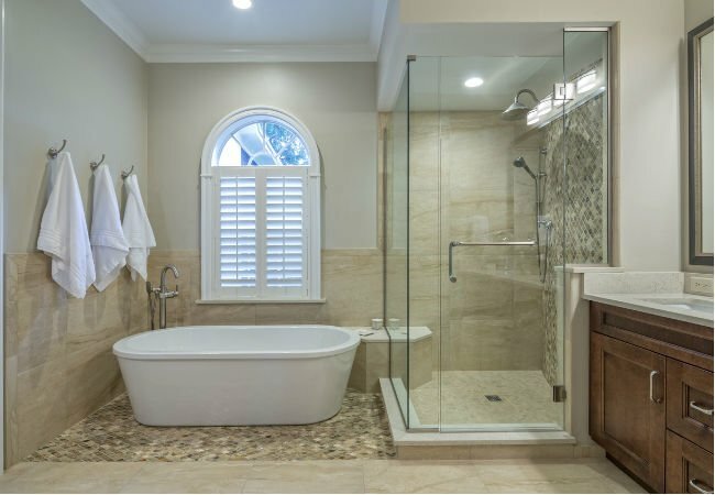 Didelis vonios kambario pertvarkymo dizaino sprendimas: vonia vs. Dušas