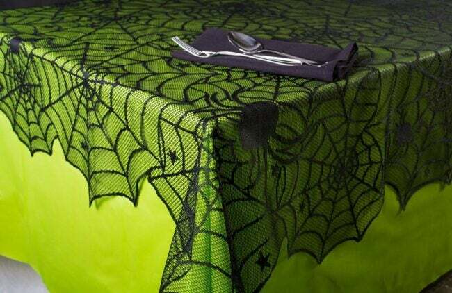 Det bästa Amazon Halloween-dekorationsalternativet DII Black Lace Overlay Gothic Halloween Duk