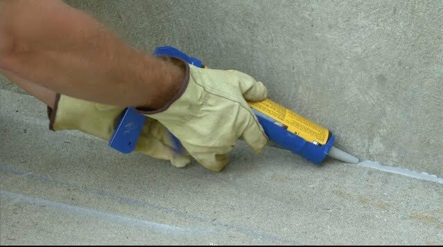 Ako opraviť praskliny na betónovej príjazdovej ceste