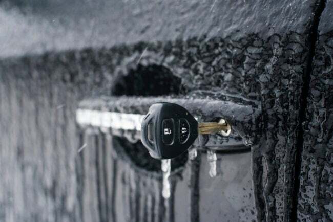 avain työnnettynä ajoneuvon oven lukkoon pienellä syvyysterävuudella