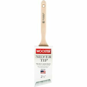 Melhor escova para opção de poliuretano: escova Wooster 5221-2 1/2 faixa de ponta de prata em ângulo